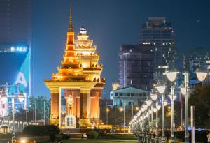 金边Yuetai Phnom Penh Harbour - Front Riverside - FREE LAUNDRY的城市的一座有灯光的建筑