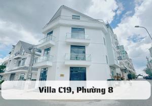 大叻Element Villa Dalat - HCM Opacs的前面有标志的白色建筑