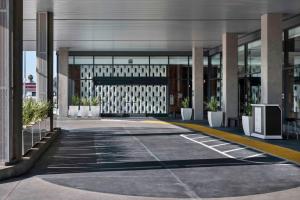 博伟公园Hilton Buena Park Anaheim的大楼前的一个空停车位