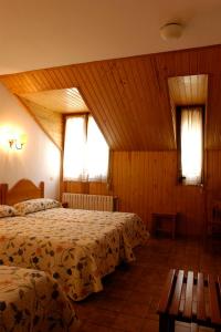 贝纳斯克皮拉尔酒店的酒店客房带两张床和两个窗户