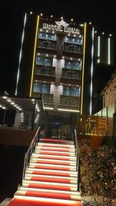 普里兹伦Hotel Luna的一座有楼梯的建筑,通往酒店