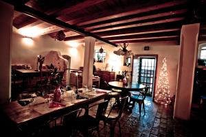 博洛尼亚卡萨萤光瑞雷旅馆的用餐室配有桌椅和圣诞树