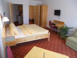 弗拉绍奥博堡公寓的客房设有床、书桌和沙发。