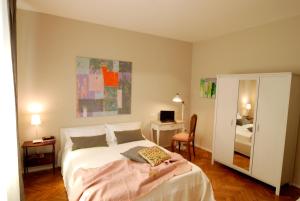 米兰伊索拉利伯拉旅馆的卧室配有白色的床和镜子