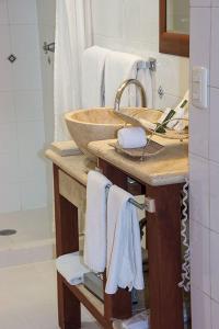 杜兰戈拉蒙贾宾馆的浴室配有盥洗盆和带毛巾的台面。