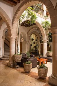 杜兰戈拉蒙贾宾馆的一座建筑,大堂内有盆栽植物
