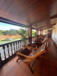 琅勃拉邦Luang Prabang - Villa Ouis Namkhan Riverside 2的阳台设有长椅,享有水景