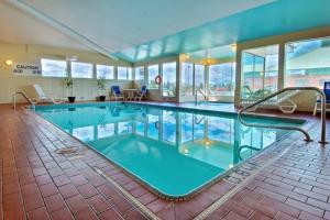 北湾Quality Inn的在酒店房间的一个大型游泳池