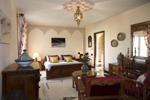 索维拉夸塔别墅酒店的客厅配有床和桌子