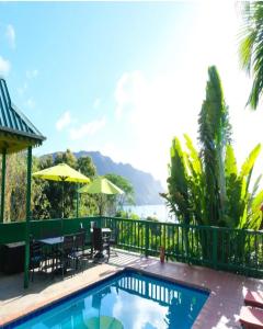 Port ElizabethTurtle Point Bequia - 4 BR Villa wstaff的海景别墅 - 带游泳池