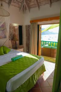 Port ElizabethTurtle Point Bequia - 4 BR Villa wstaff的一间卧室设有一张床,享有海景