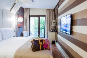 伊斯坦布尔佩拉栗色酒店的配有一张床和一台平面电视的酒店客房