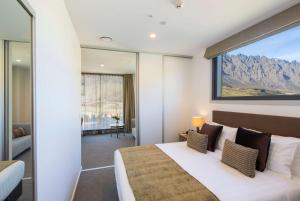 皇后镇Wyndham Garden Remarkables Park Queenstown的一间卧室设有一张大床和大窗户