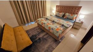 迪拜Elegant Rooms near Dubai Airport的一间卧室配有一张带花卉床罩的床