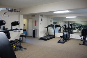 萨克拉门托华美达酒店的健身中心和/或健身设施