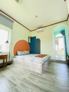 Ấp Khánh Phước (1)Gió Homestay and Coffee的一间卧室配有一张带橙色床头板的床