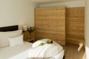 佩尔卡Villa Ried的卧室配有白色的床和木墙