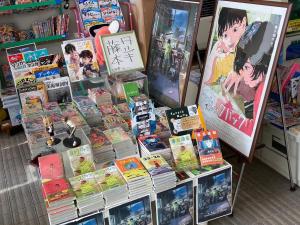 Nikahoやまおう　宿＆カフェ的商店里漫画和动漫书籍的展示