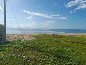 Home at the beach in Ingham的享有海滩美景,背景为大海