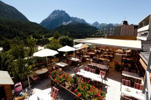 施库尔爱斯酒店的户外餐厅设有桌椅,享有山景。