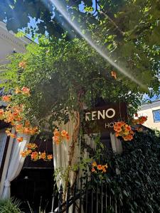 敖德萨Hotel RENO on Deribasovskaya的 ⁇ 上鲜花的酒店标志