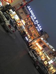 AbbottabadAbbotabad view hotel的一群晚上停在停车场的汽车