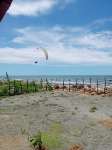 圣贝尔纳多德尔比恩托Cabaña frente al mar Encanto del Viento的风筝在空中飞越海洋