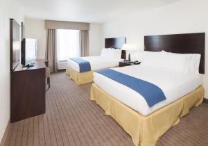 Gretna奥马哈I80州际公路智选假日酒店的酒店客房设有两张床和一台平面电视。