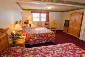 斯托宁顿美洲最佳价值客栈 - 斯托宁顿 的酒店客房设有两张床和电视。