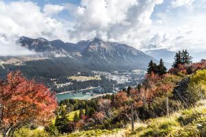 伦策海德Kurhaus Lenzerheide的享有山谷和山脉的美景