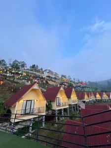 岩望Hotel Nature Bromo and Resort的山坡上一排有红色屋顶的房屋