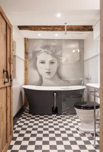 林道阿达拉精品酒店的浴室铺有黑白格子地板。