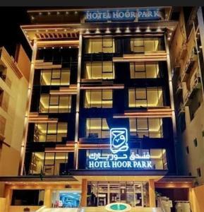 吉达Hoor Hotel的建筑上标有酒店楼层公园标志