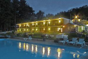 威尔斯海滩半月小屋汽车旅馆的一座房子,在晚上前设有一个游泳池