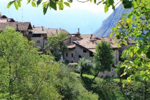 滕诺La Piazzetta di Canale B&B的山边的村庄