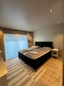 卑尔根Bedroom near city center的一间卧室设有一张大床和一个窗户。