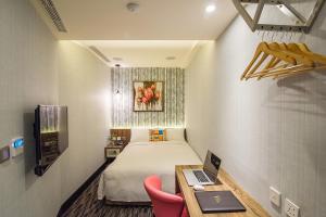 台北V-one - 宁夏2号旅店的小房间设有一张床和一张带笔记本电脑的书桌