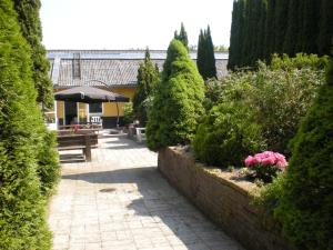 Vindeby达宁胡斯旅馆的种有树木和灌木的花园以及庭院