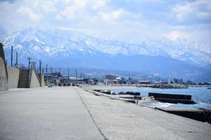 黑部市田中日式旅馆的一条靠近山水的步道