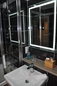 因弗鲁里Westgate Apartments Birchlee的一间带水槽和镜子的浴室