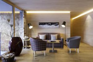 施科佩尔瑙n公寓酒店的客厅配有沙发、两把椅子和一张桌子