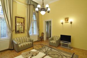 布达佩斯迷人的装饰艺术风格公寓的客厅配有2把椅子和平面电视
