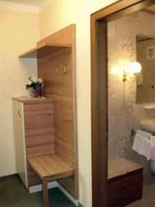 圣吉尔根斯罗梅尔宾馆的设有带步入式淋浴间和盥洗盆的浴室