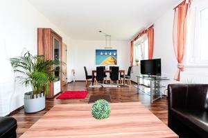 圣卡尼兹美景舒适公寓的客厅配有沙发和桌子