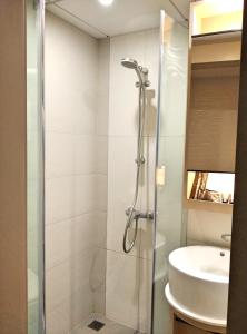 香港尚豪酒店的带淋浴和盥洗盆的浴室
