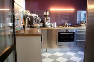 汉堡施拉夫朗奇酒店的厨房配有不锈钢用具和 ⁇ 格地板