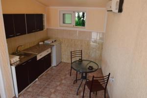 巴尔Apartment Zeleny Pojas的小厨房配有桌椅和水槽