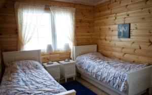 Längelmäki萨尔哥拉蒂度假宾馆的小木屋内一间卧室,配有两张床