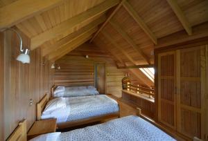 卡斯特鲁Cabañas Alcamar的木墙客房的两张床