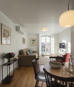 里斯本里斯本服务式公寓 - 拜萨堡的客厅配有桌子和沙发